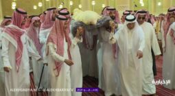 أمير الرياض يستقبل المعزين في صلاة الميت على الأمير الراحل بدر بن عبدالمحسن -فيديو