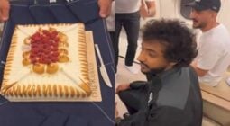 شاهد لاعبو الهلال يحتفلون بعيد ميلاد ياسر الشهراني على متن طائرة