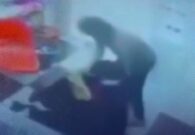 مقطع فيديو مذهل يُسجل لحظة هجوم امرأة ملثمة على صاحب محل في ذي قار بالعراق