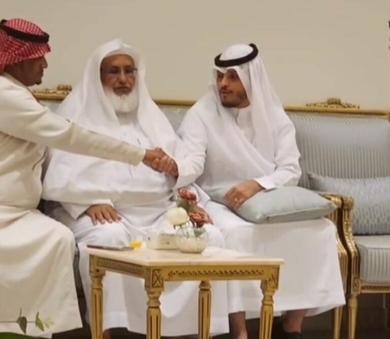 شاهد.. فرحة شاب بإتمام عقد قرانه تُشعل السعادة في جازان