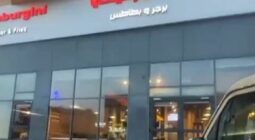 شاهد: عودة العمل بمطعم هامبرغيني بعد حادثة التسمم الجماعي واستقبال الزبائن