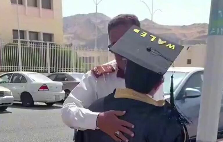 طالب يحتفل بتخرجه مع والده الحارس.. شاهد لحظات مؤثرة لشاب لم ييأس من الوصول إلى هدفه