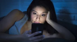 5 طرق للتخلص من إدمان الهاتف في السرير