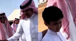 الأمير سلطان بن سلمان يمازح طفل: تبي طيارة ولا صاروخ ولا فيراري؟.. شاهد كيف رد الأخير
