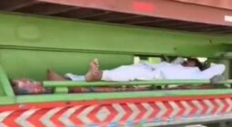 مقيم باكستاني يثير استغراب رواد التواصل بنومه في مكان غير متوقع تحت شاحنة -فيديو