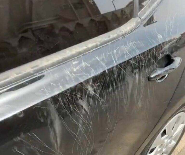 شاهد صاحب سيارة يجدها مخدوشة بشكل صادم ويكشف السبب
