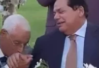 شاهد أحد أشهر أطباء مصر يثير الجدل بفيديو وهو يقبَّل يد رجل الأعمال محمد أبو العينين خلال زفاف ابنته