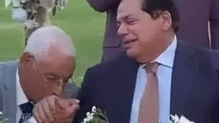 شاهد أحد أشهر أطباء مصر يثير الجدل بفيديو وهو يقبَّل يد رجل الأعمال محمد أبو العينين خلال زفاف ابنته