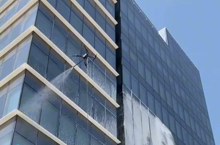 شاهد.. تقنية متطورة لتنظيف الواجهات الزجاجية باستخدام طائرات الدرون