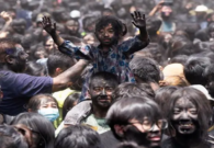شاهد صينيون يدهنون وجوههم باللون الأسود لسبب غريب