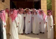 الكاميرات توثق لحظة حمل الأمير سعود بن عبد المحسن لجثمان شقيقه الأمير بدر بعد صلاة الميت في الرياض