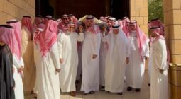 الكاميرات توثق لحظة حمل الأمير سعود بن عبد المحسن لجثمان شقيقه الأمير بدر بعد صلاة الميت في الرياض