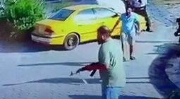 مشاجرة مسلحة تندلع أمام مركز شرطة في بغداد وتثير الجدل على مواقع التواصل الاجتماعي -فيديو