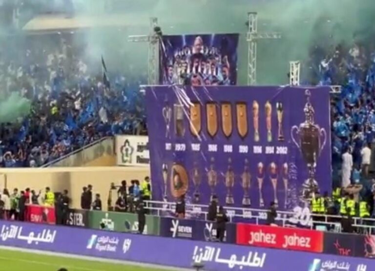 ببنر استعراضي لانجازات الفريق.. شاهد احتفالات الجماهير بتتويج الهلال بلقب دوري روشن للمحترفين