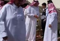 موقف طريف يجمع الأمير سلطان بن سلمان بطفل خلال زيارته لمركز ماسل
