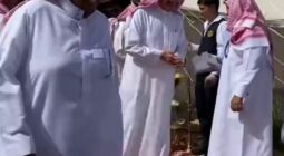موقف طريف يجمع الأمير سلطان بن سلمان بطفل خلال زيارته لمركز ماسل