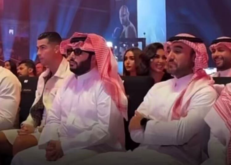 وزير الرياضة وتركي آل الشيخ ورونالدو يحضرون القمة الملاكمية بين فيوري وأوسيك في المملكة أرينا -فيديو
