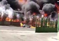 اندلاع حريق في مصنع الأحبار بمنطقة صناعية في جدة والدفاع المدني يسيطر عليه -فيديو