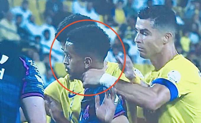 شاهد رونالدو يثير جدلاً بعد اعتدائه على لاعب الوحدة في مباراة النصر