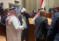 بعد الفشل باختيار رئيساً للبرلمان.. شاهد اشتباكات دامية داخل مجلس البرلمان العراقي وإصابة نواب