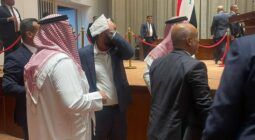 بعد الفشل باختيار رئيساً للبرلمان.. شاهد اشتباكات دامية داخل مجلس البرلمان العراقي وإصابة نواب