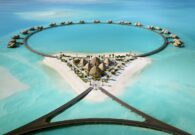 شاهد لقطات من الفلل الفندقية العائمة والشاطئية في منتجع محمية جزيرة ريتز كارلتون