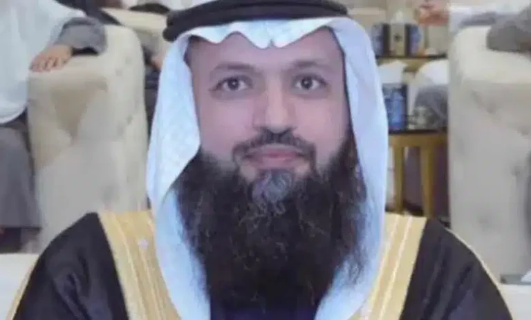 بالفيديو: نهاية مؤثرة لطبيب سعودي شهير توفي على متن طائرة في طريقها إلى حائل
