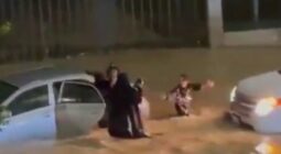 شاهد فتاة تنقذ عائلة بعد غرق سيارتهم في سيول عنيزة