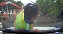 شاهد شرطي صيني يلقى بنفسه على سيارة لسبب غريب