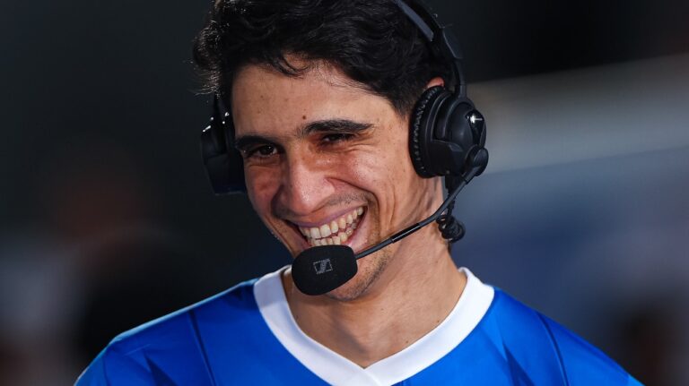 ياسين بونو يحرج المذيع الجزائري ويتوج مع الهلال بلقب دوري روشن للمحترفين -فيديو