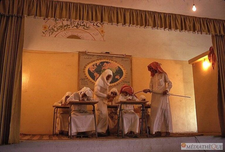 شاهد لقطات نادرة لطلاب المدرسة السعودية في المجمعة والكشف عن تاريخ التقاطها