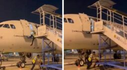 شاهد حادث مروع في مطار إندونيسي: سقوط موظف من طائرة أثناء سحب سلمها