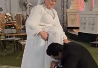 شاهد عريس مصري يُقبل قدم عروسه في حفل الزفاف