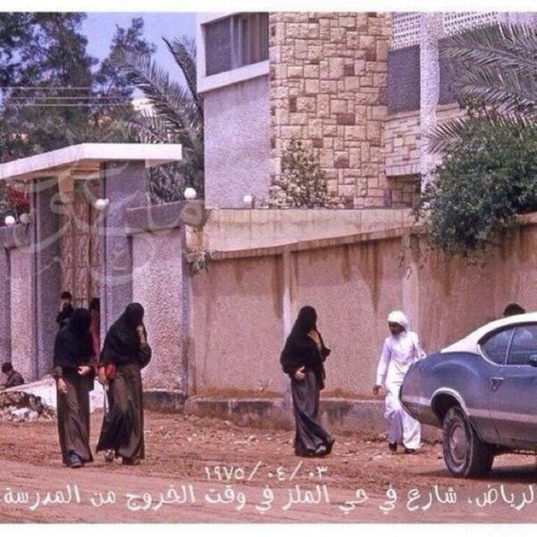 صورة نادرة تكشف حياة الرياض في السبعينيات: لحظة خروج الطلاب من المدارس