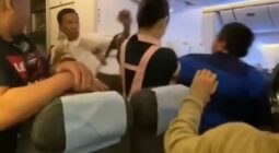 شاهد مشاجرة عنيفة بين راكبين على متن طائرة تايوانية بسبب مقعد