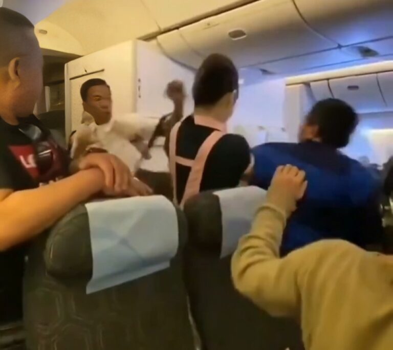 شاهد مشاجرة عنيفة بين راكبين على متن طائرة تايوانية بسبب مقعد