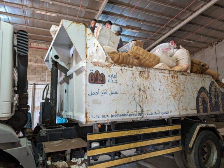 بالخمرة.. ضبط مستودع في جدة يُستغل لتصنيع منتجات التبغ المخلوط بمواد البناء