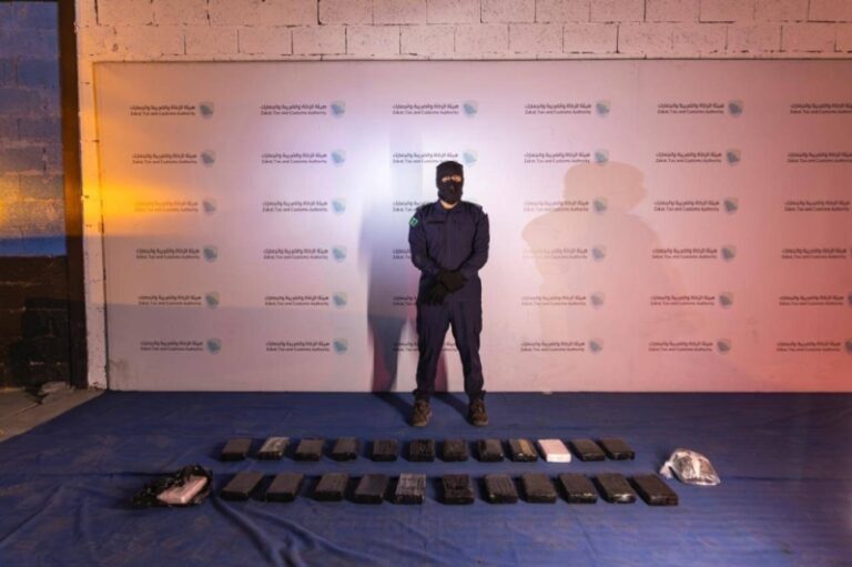 بالفيديو والصور: إحباط تهريب أكثر من 27 كيلو من مادة الكوكايين عُثر عليها في إرسالية بطاطس في ميناء جدة