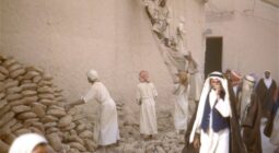 صور نادرة لبناء المنازل بالطين في الرياض عام 1950