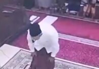 شاهد لحظة وفاة إمام مسجد أثناء صلاة الفجر بأحد المساجد في إندونيسيا