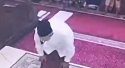 شاهد لحظة وفاة إمام مسجد أثناء صلاة الفجر بأحد المساجد في إندونيسيا