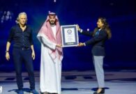 بالصور: فهد بن نافل يتسلم شهادة غينيس بعد دخول نادي الهلال الموسوعة لتحقيقه 34 فوزاً متتالياً