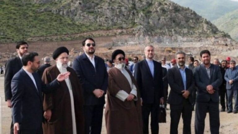 قبل مصرعهم في تحطم الطائرة الرئاسية الإيرانية.. شاهد آخر صورة للرئيس الإيراني ووزير الخارجية ورفاقهما