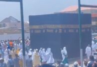 شاهد نيجيريون يطوفون حول مجسم مشابه للكعبة ويثيرون الجدل على مواقع التواصل