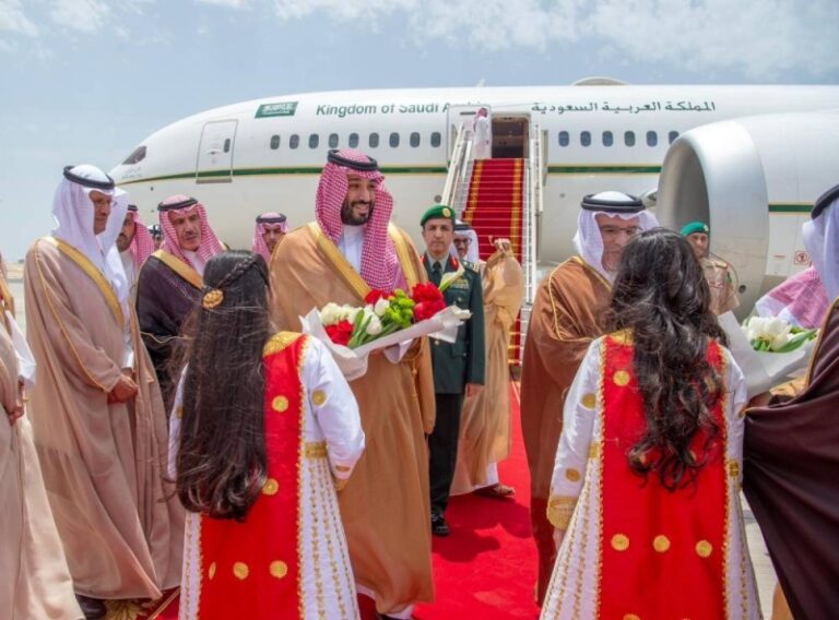 بالصور والفيديو: ولي العهد يصل البحرين لترؤس وفد المملكة المشارك في القمة العربية الـ 33