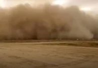 مشهد مهيب لاجتياح موجة كثيفة من الغبار سواحل جازان