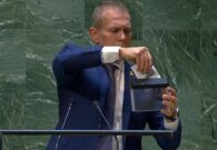 شاهد سفير إسرائيل فى الأمم المتحدة يضع ميثاق المنظمة في آلة تمزيق الورق بعد التصويت على عضوية فلسطين