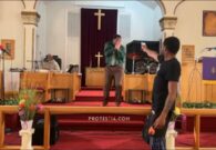 شاب يحاول قتل كاهن أثناء إلقاء خطبة داخل كنيسة بأمريكا.. شاهد ماذا حدث في اللحظات الأخيرة