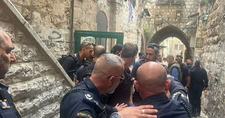صور.. الكشف عن هوية السائح التركي الذي هاجم شرطيًا إسرائيليًا في القدس الشرقية