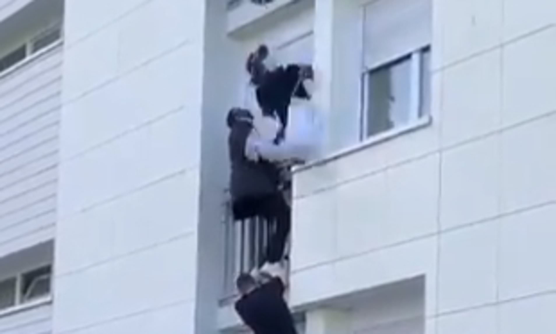 فيديو: شاب يقنص طائر على مخفر شرطة النويعمة بـ وادي الدواسر